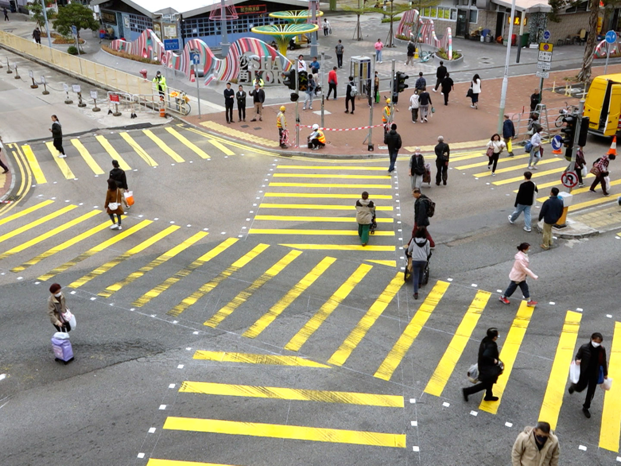 運輸署指出公眾對於「對角行人過路處」試驗計劃位於沙田及尖沙咀的兩個試點，成效正面。(港台圖片)