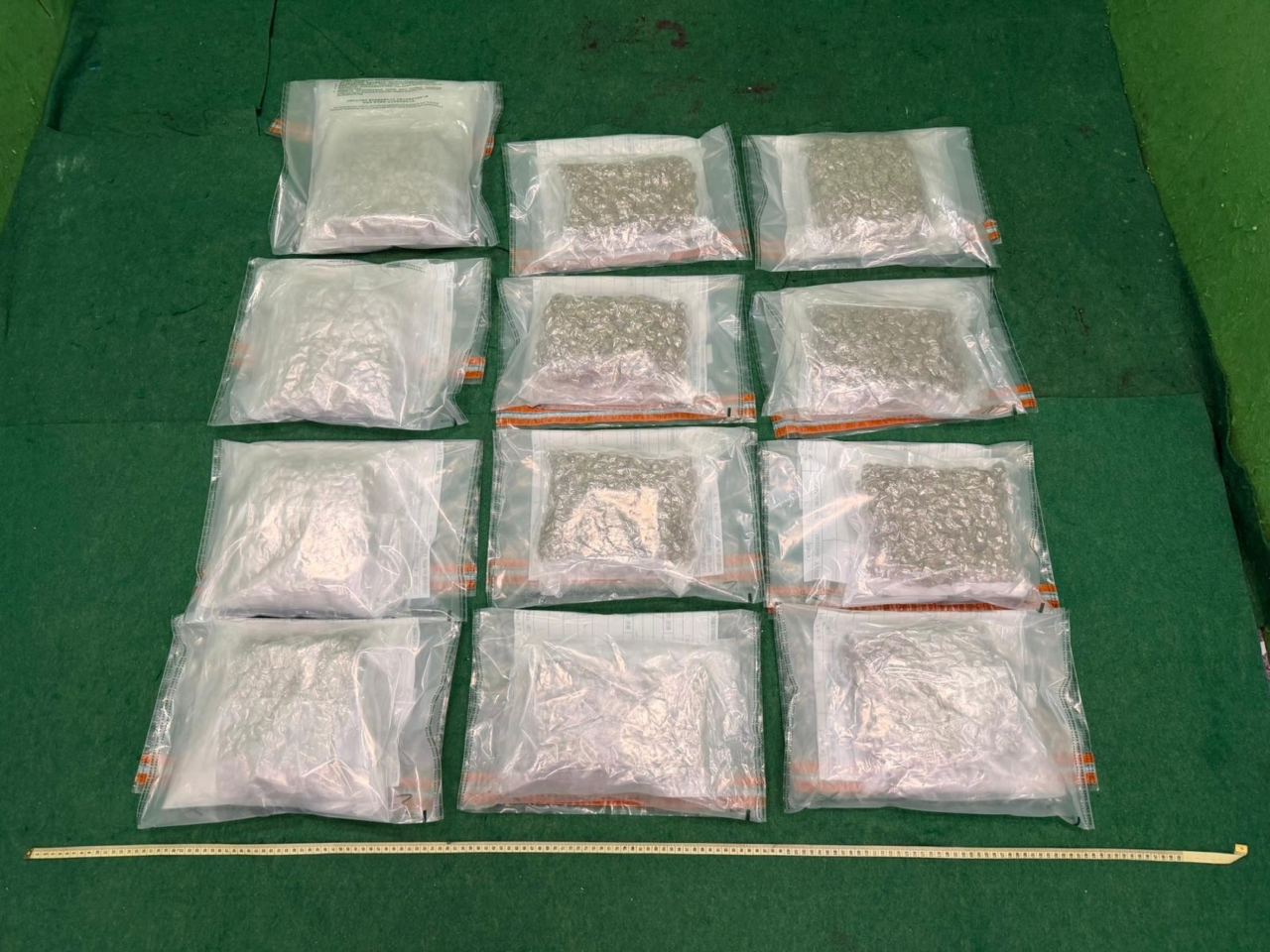 海關檢獲約7公斤懷疑大麻花，市值約130萬元。（政府新聞處）