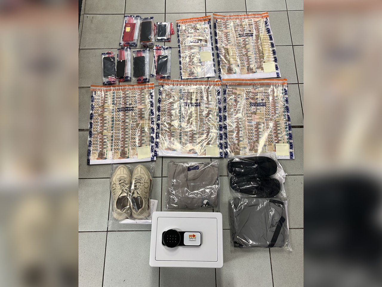 警方在被捕男子家中起回約13萬元現金。（警方提供）