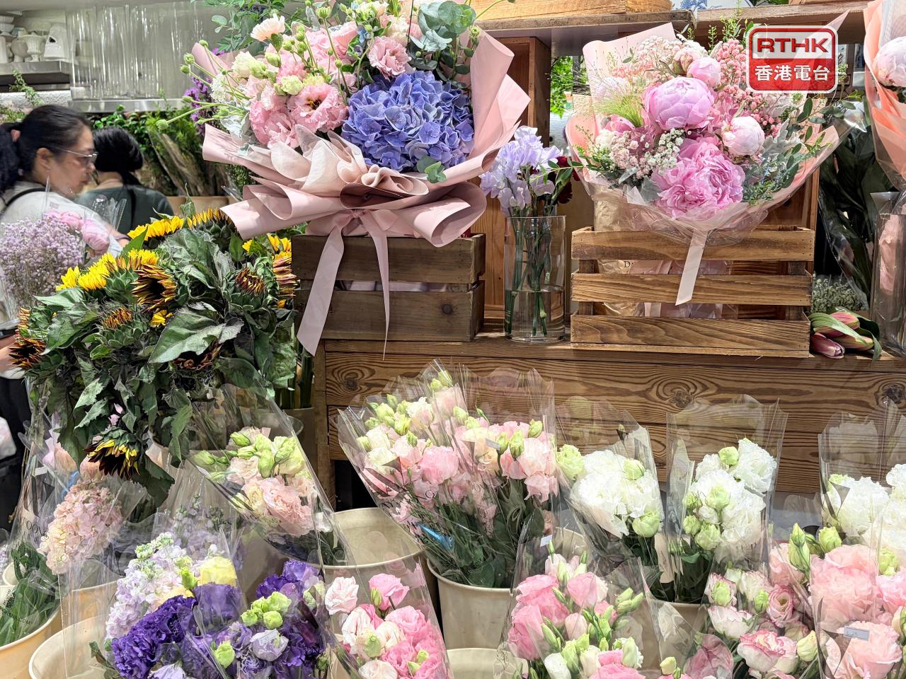 有花店稱海外鮮花來貨價提高。（鄧鈞尤攝）