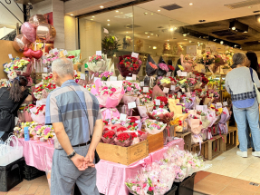 市民買花慶祝母親節　有花店稱海外鮮花來貨價提高
