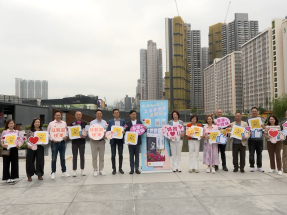 李慧琼聯同議員趁母親節落區介紹立法會工作