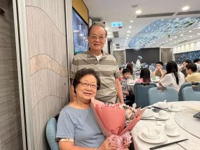 吴先生一家到酒楼庆祝母亲节，他感谢太太多年陪伴。（邓钧尤摄）