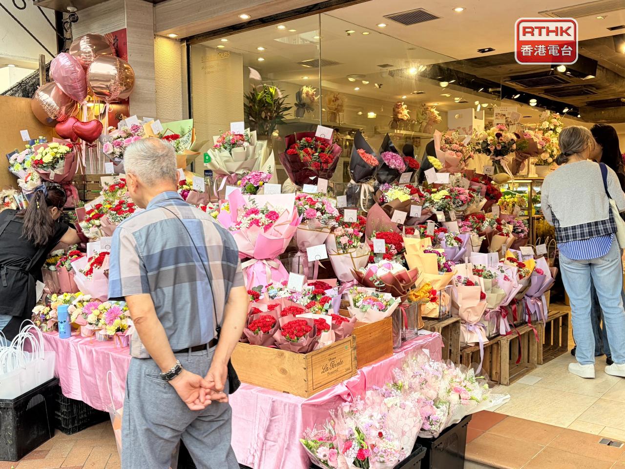 Many citizens bought flowers at the Flower Market in Mong Kok for their wife or mother on Sunday. Photo: RTHK