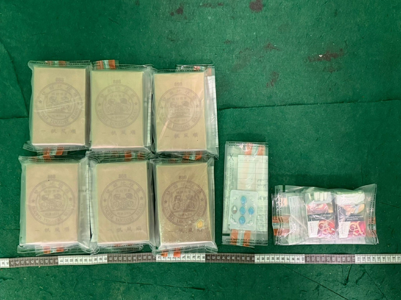 海關檢獲約2.25公斤懷疑海洛英等，拘捕一名男子，明日提堂。（政府新聞處）