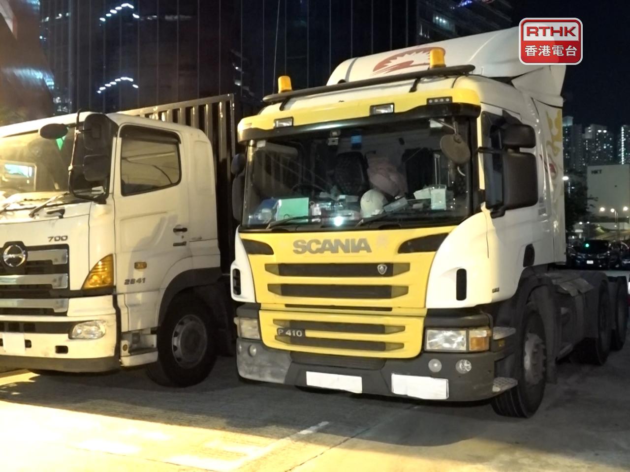 涉案兩部車輛被警方扣留檢驗。（施華駿攝）