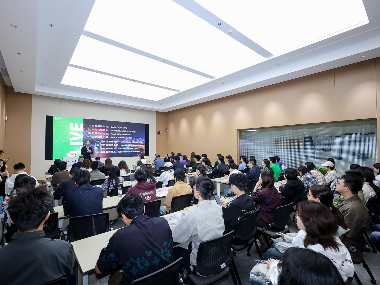 香港人才服務辦公室代表團於五月八日在浙江大學舉行宣講會，向學生和校友介紹香港的發展機遇。（政府新聞處）