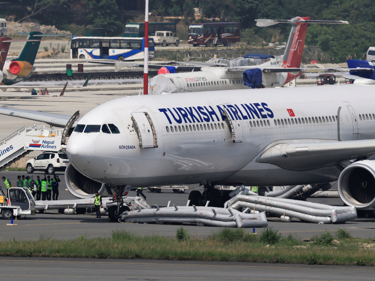 涉事客機停在機場跑道。（路透社）