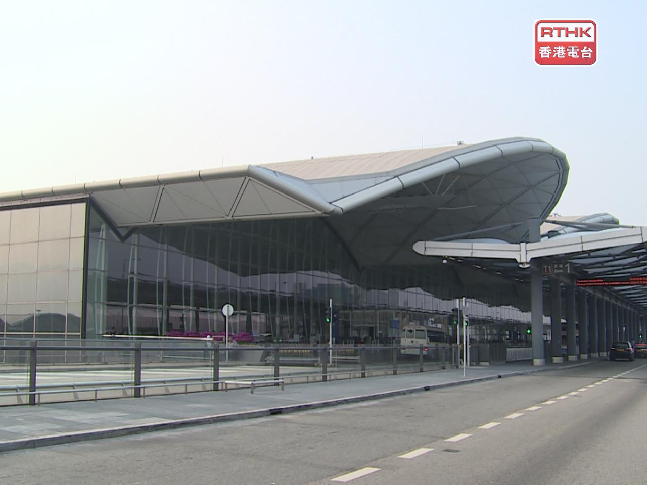 早上9時許，警方接報機場一架編號MH079的馬來西亞航空客機有輪胎爆裂。（港台圖片）