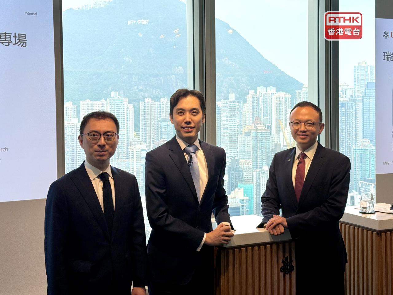 陳志立（左）指出，現時港股估值已重返歷史平均水平，維持恒生指數年底目標3萬點。（趙嘉駿攝）