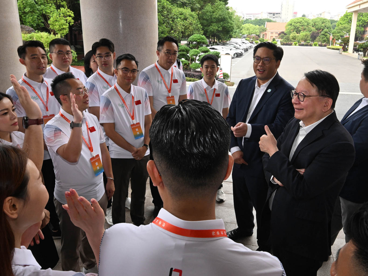 陳國基與香港青年代表交流。（政府新聞處）