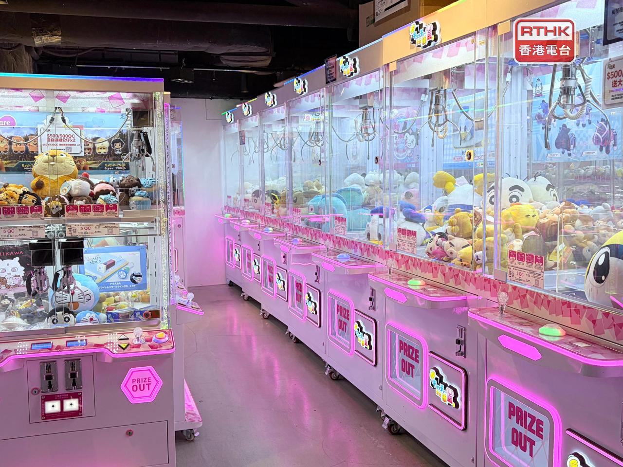 麥美娟說，現時《遊戲機中心條例》要求嚴格，遊戲機中心大門口100米範圍內不能有教育場所，對目前的夾公仔機和彈珠機店經營會有困難，但會聽取公眾意見，希望取得平衡。（港台圖片）