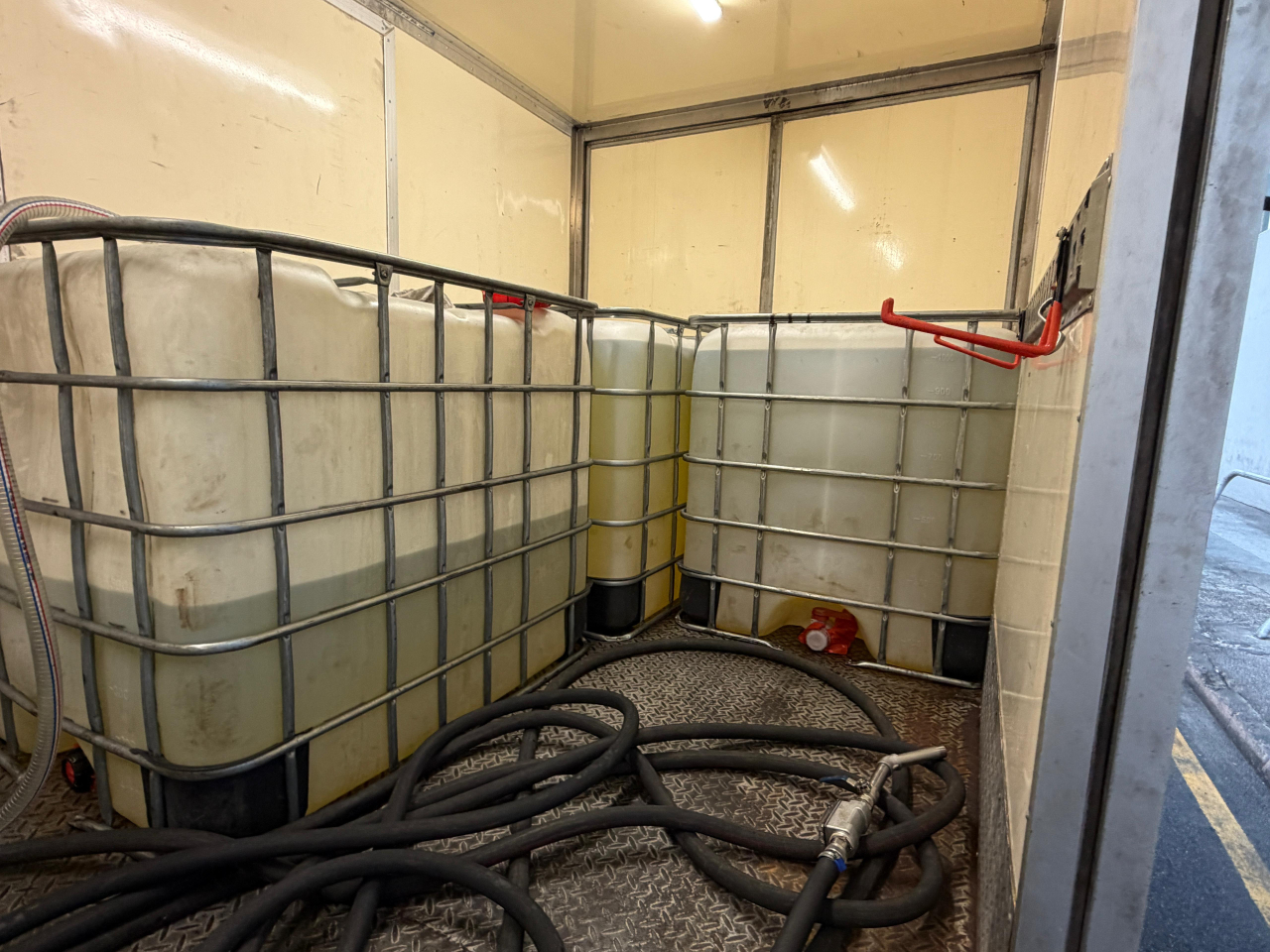 消防處人員發現大批入油工具，並截查一名男子，懷疑與案件有關。（消防處提供）
