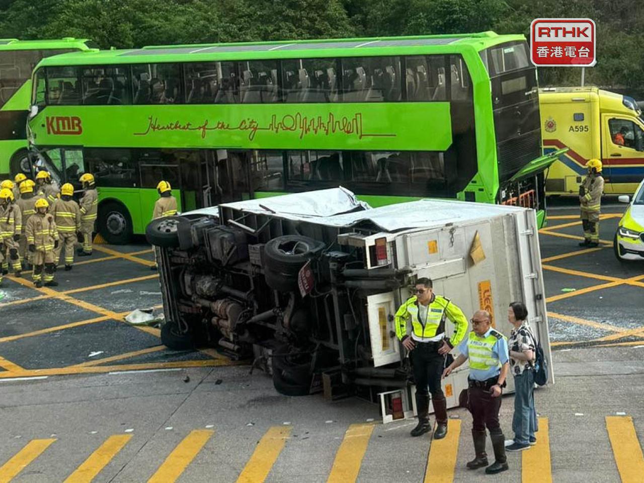 一架九巴與一架貨車駛至寶琳路寶達商場對開時相撞，貨車向右翻側，巴士車頭嚴重損毀。（網上圖片）