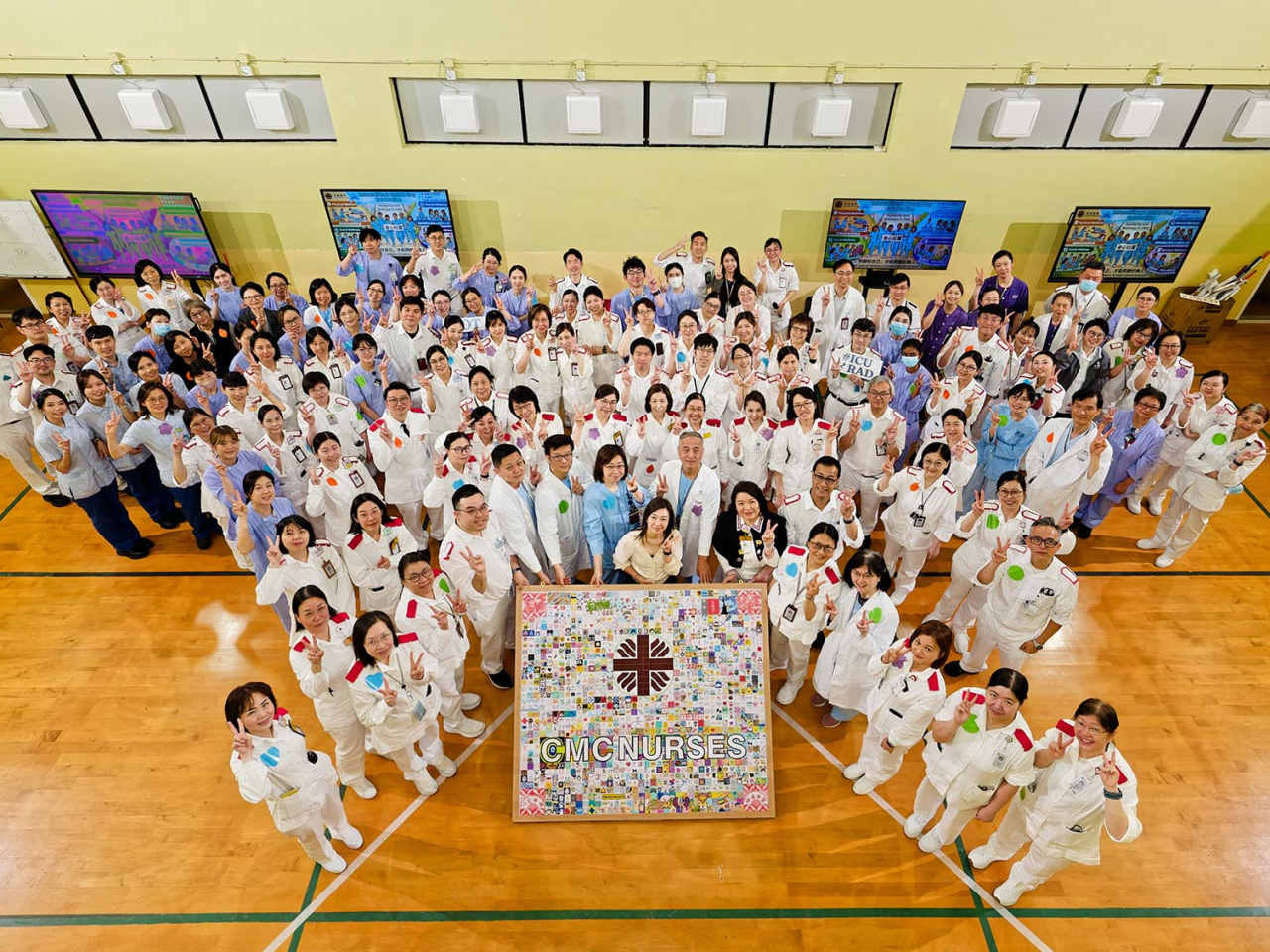 明愛醫院以「團結與健康在明愛」為主題舉辦慶祝活動，各部門同事發揮創意，共同繪畫逾千塊小拼圖，並在活動當天合力拼湊成一幅巨型畫作。（政府新聞處）