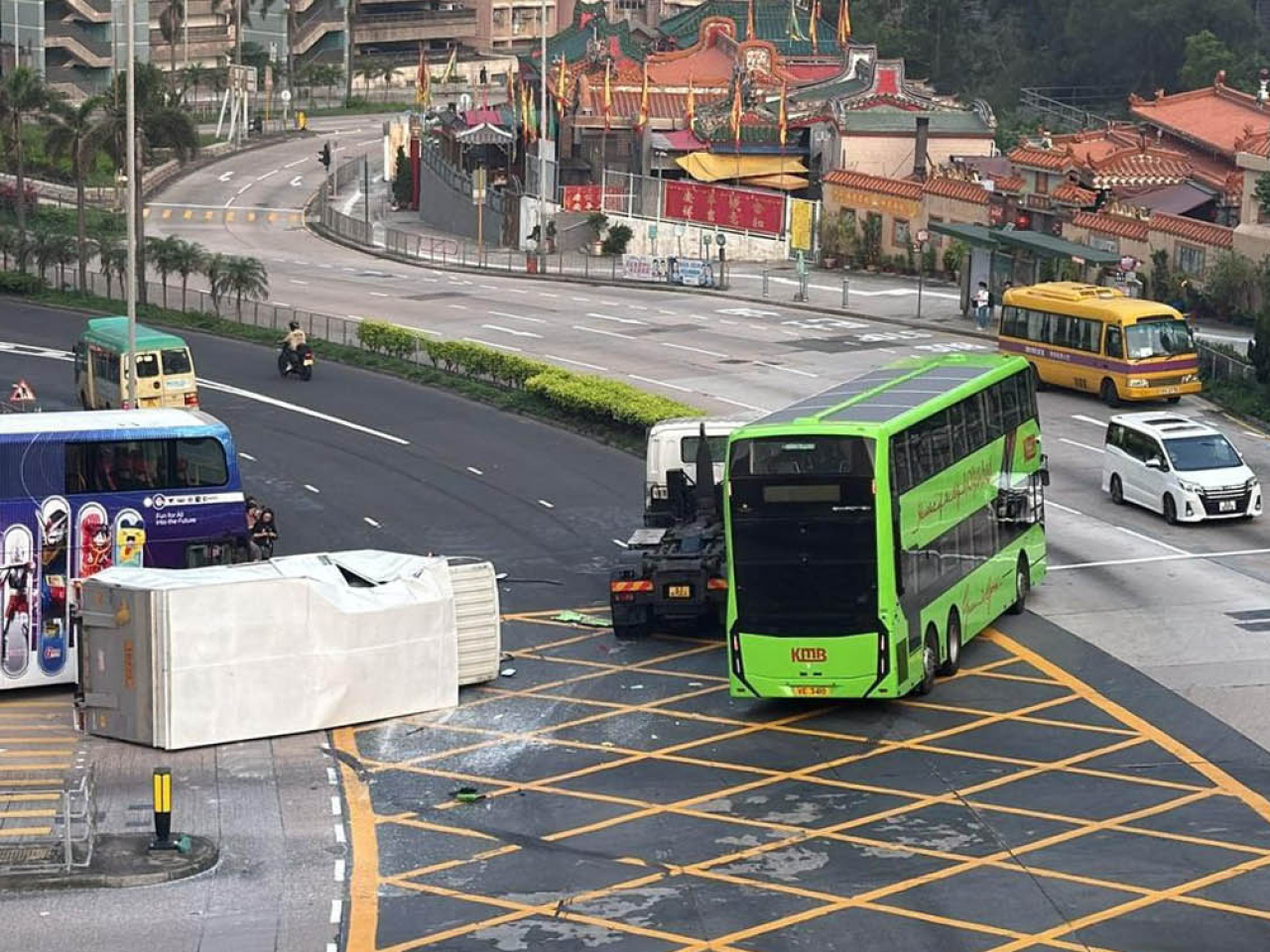 九巴表示，一架路線600巴士駛至寶琳路近寶達邨時，與一架貨車發生交通事故，巴士上8名乘客及車長受輕傷。（網上圖片）