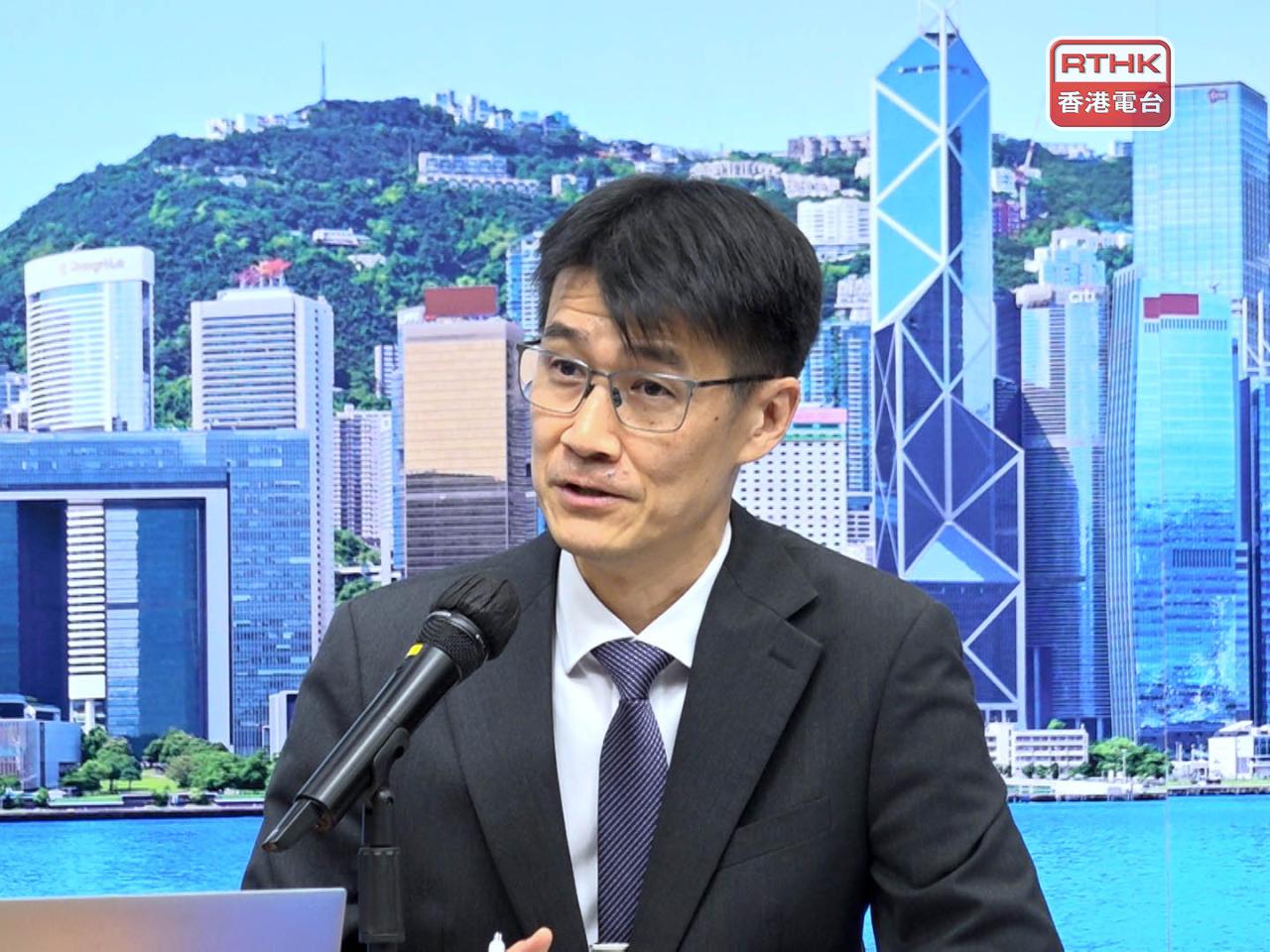 岑家華提醒市民如看到針對極端天氣局部大雨的「山泥傾瀉特別提示」，提及身處的區域，都要小心並遠離斜坡。（港台圖片）