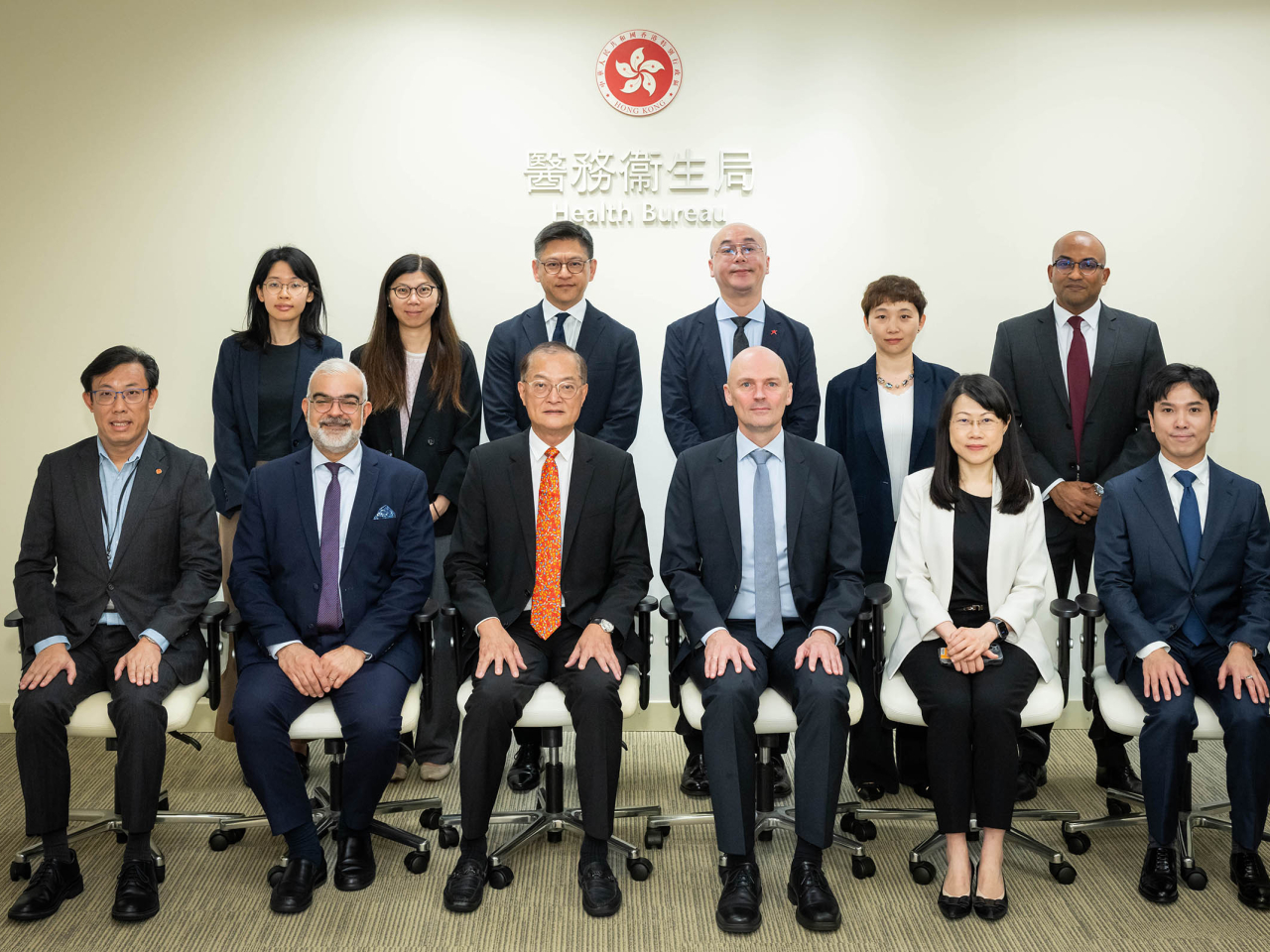 盧寵茂教授（前排左三）、沈博（前排右三）和其他與會者合照。（政府新聞處）