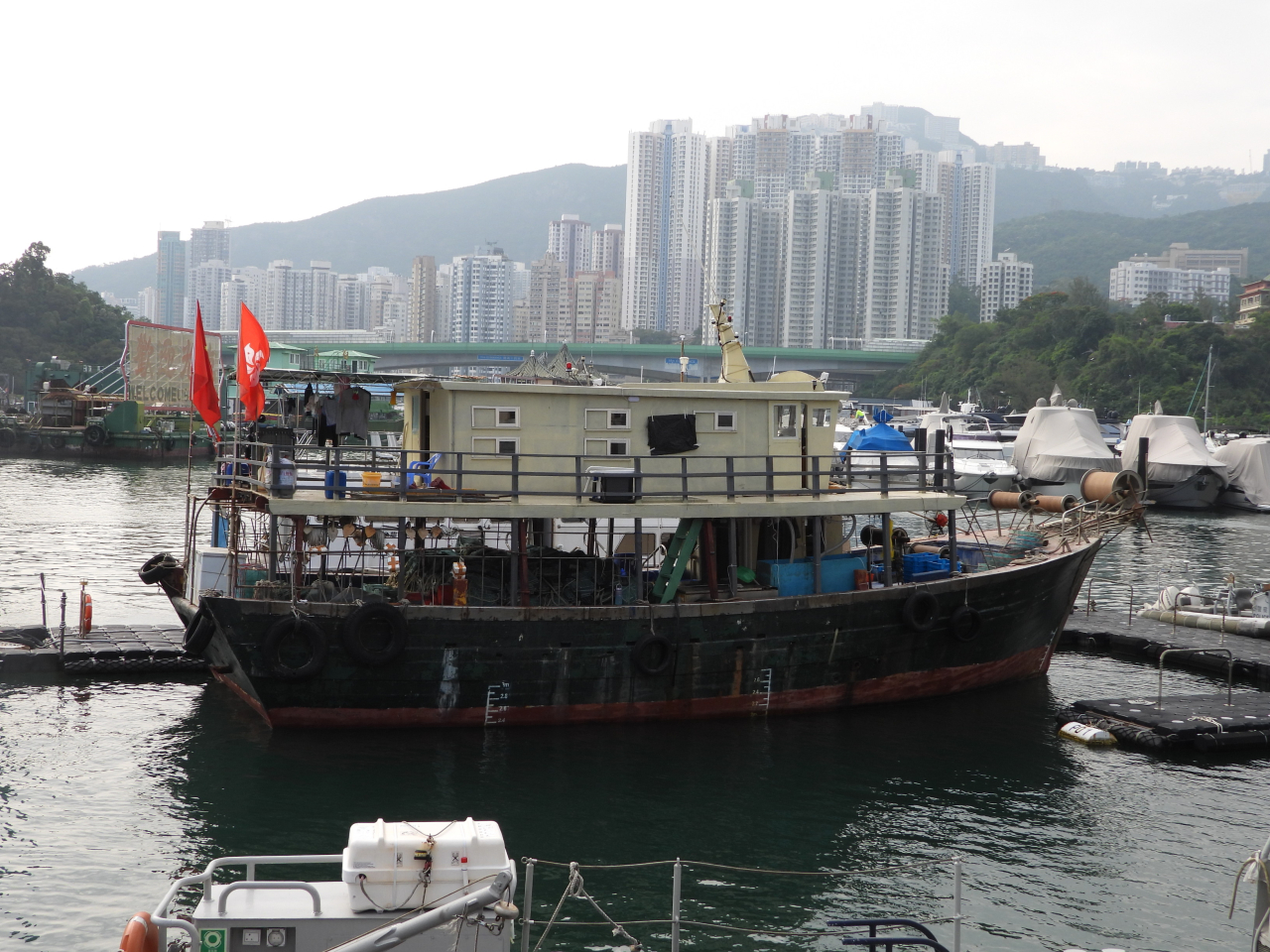 警員截停一艘涉嫌使用蛇籠捕魚的本地船隻調查。(政府新聞處)