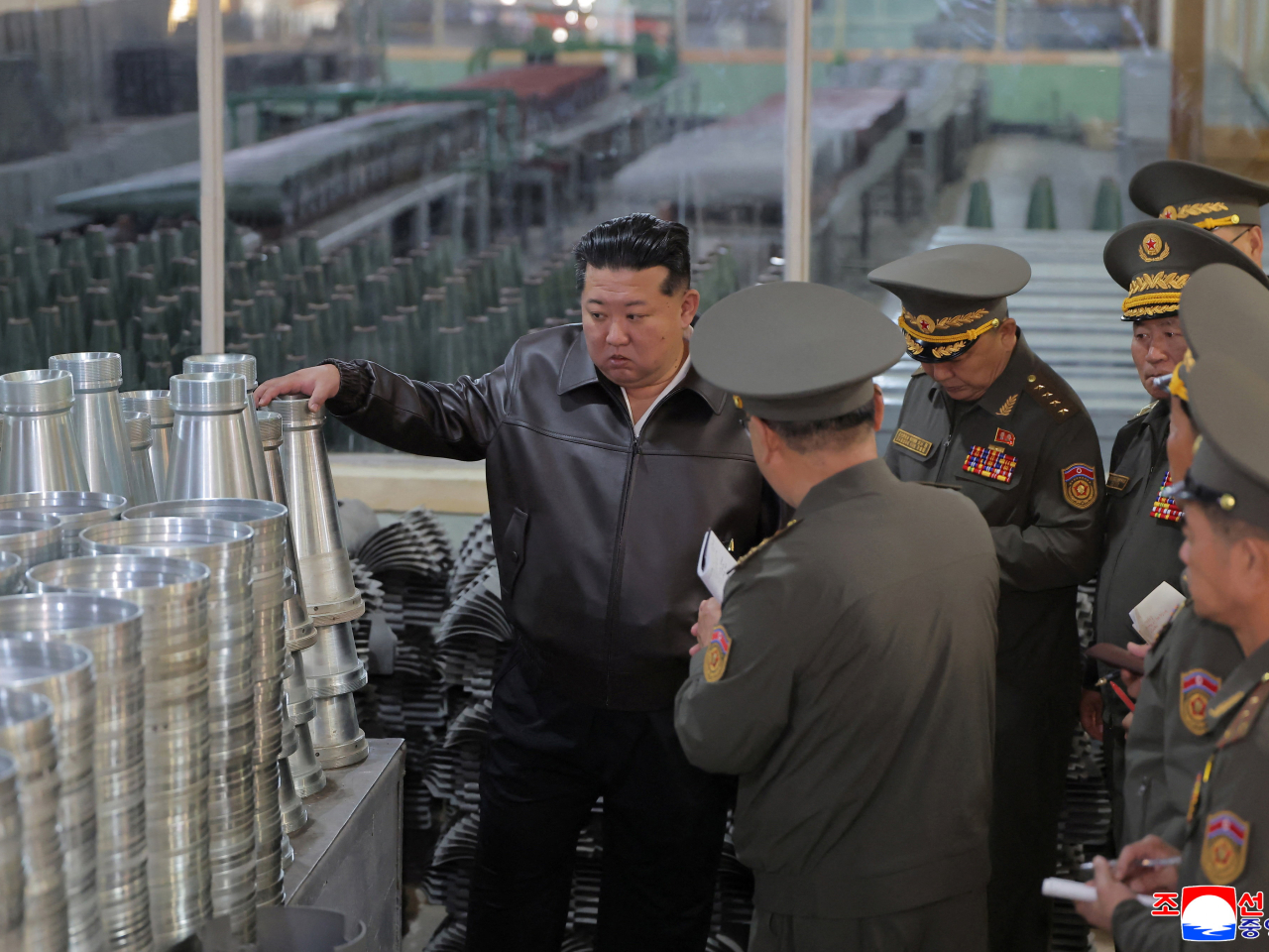 金正恩視察軍工企業，了解軍火生產任務執行情況。(路透社)