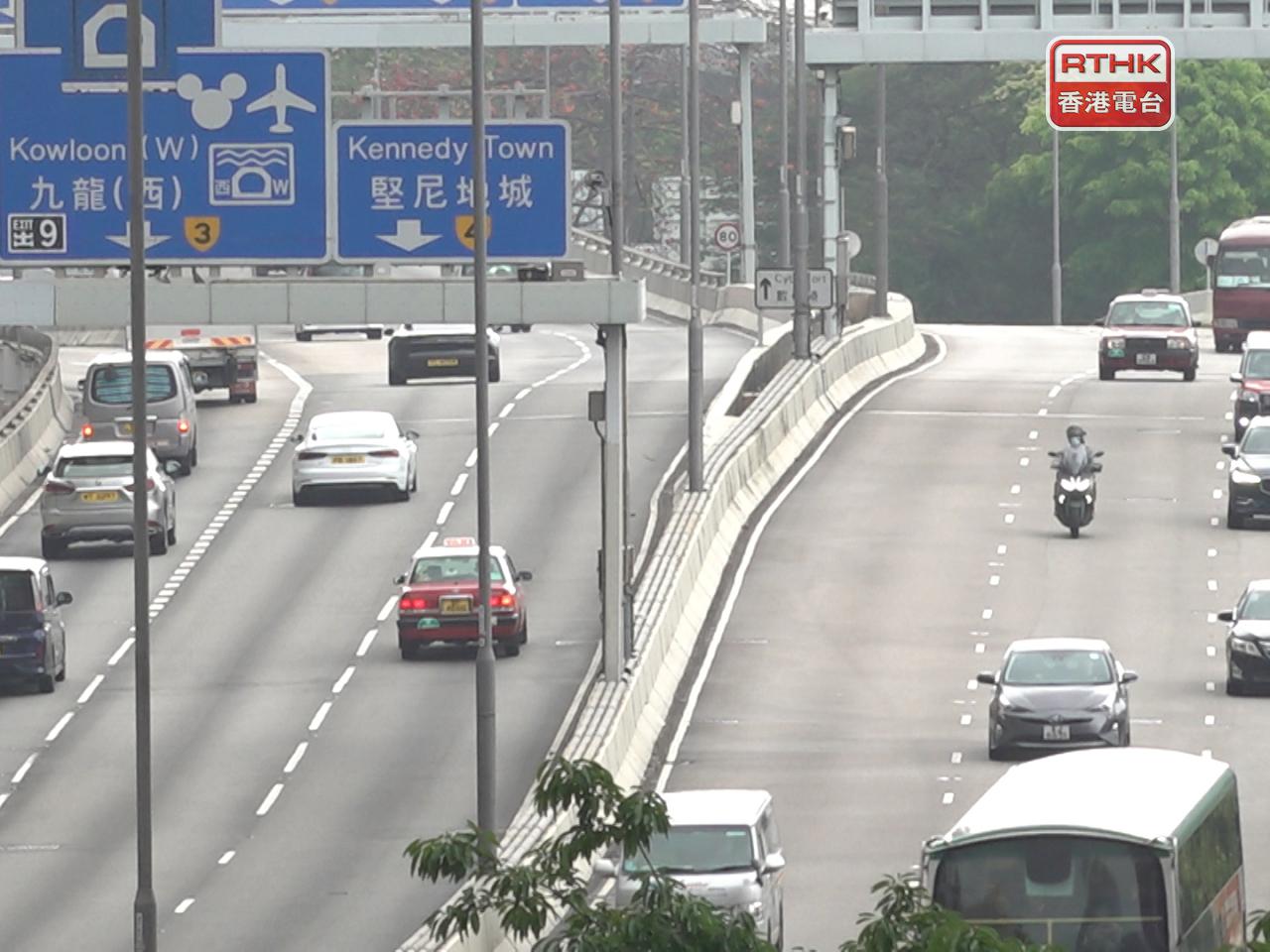 林銘鋒認為，可以避免同一時間發出大量網約車牌照；葉文祺認為，未必可以對牌照數量完全不設限。（港台圖片）