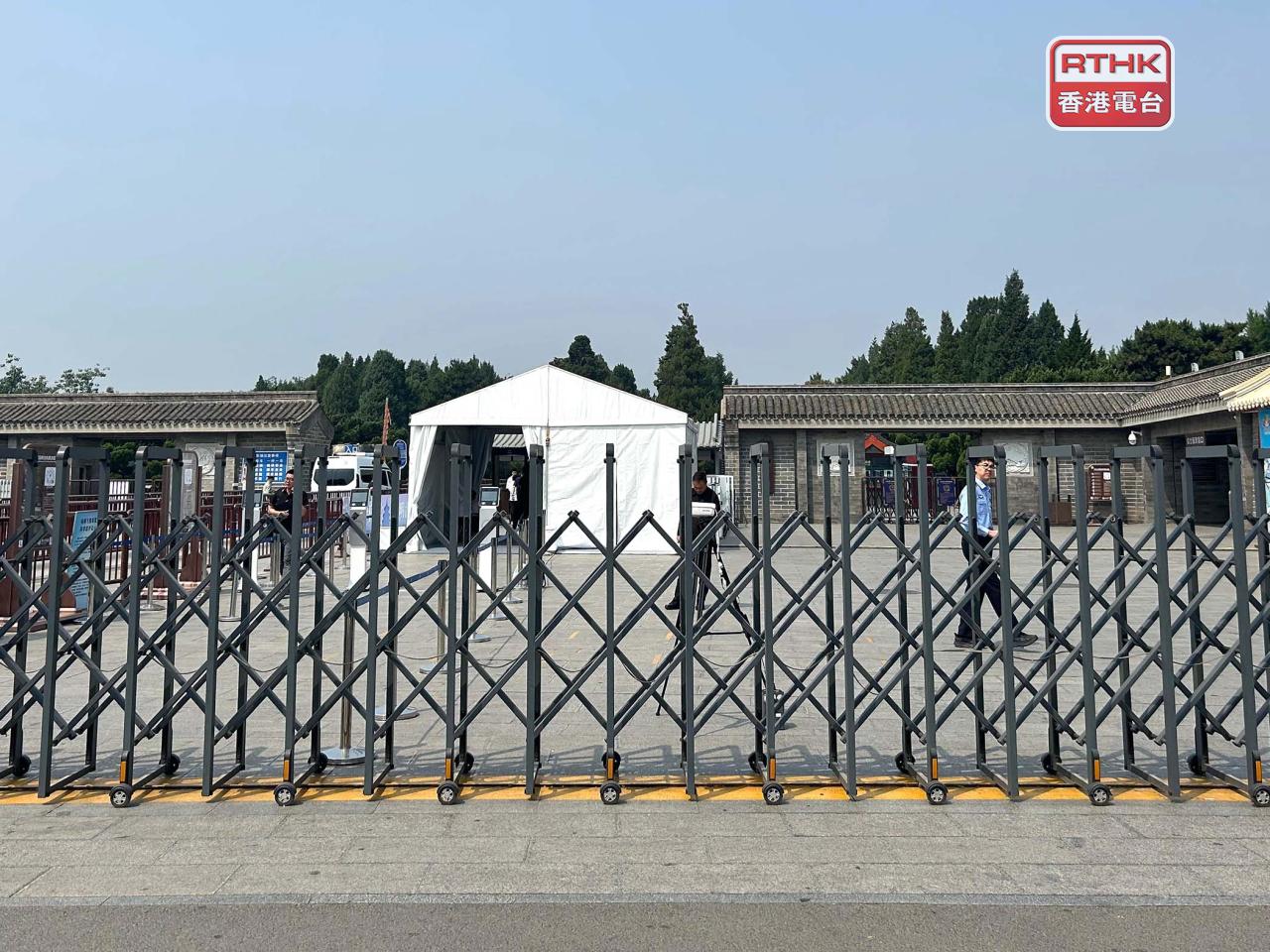 天壇公園門外設有鐵閘和安檢帳篷，只有獲許可的人士或車輛才可進入。（羅煒皓攝）