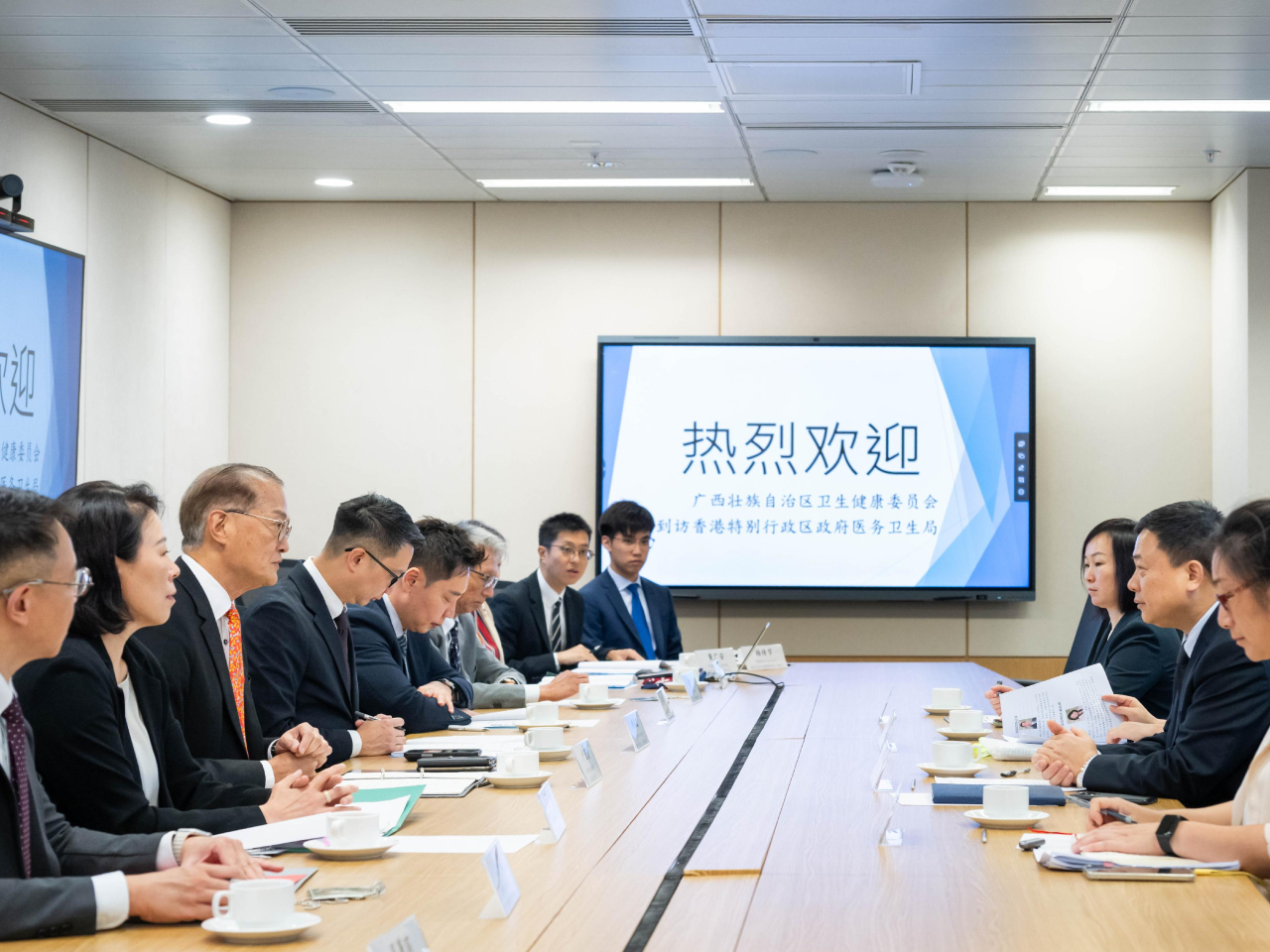 盧寵茂（左三）與廣西壯族自治區衞生健康委員會副主任黎君君（右二）及其率領的代表團會面。（政府新聞處）