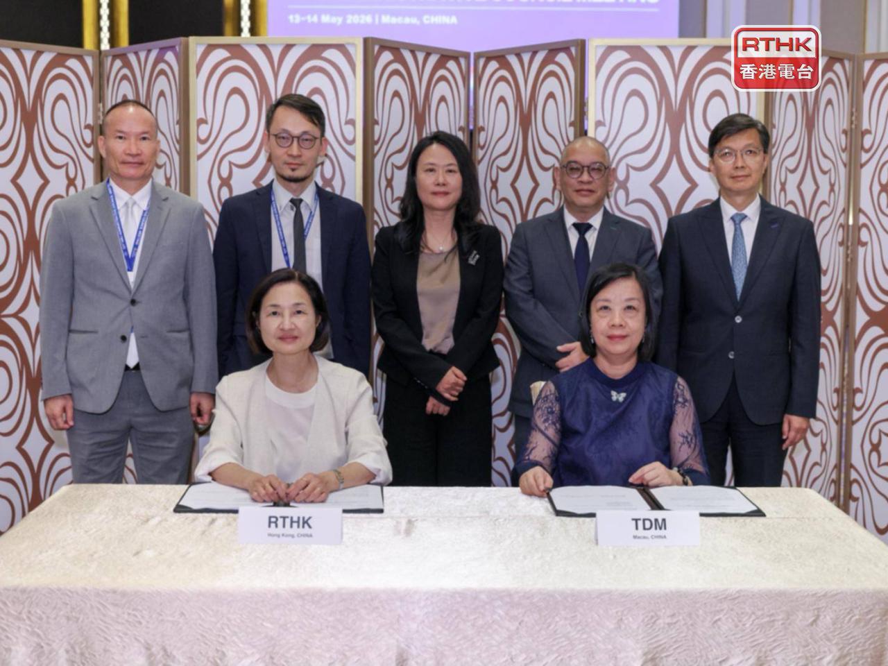 廣播處長關婉儀（前排左）與澳廣視執行委員會主席羅崇雯（前排右）簽署合作備忘錄，由國家廣電總局國際合作司司長周繼紅（後排中）見證。