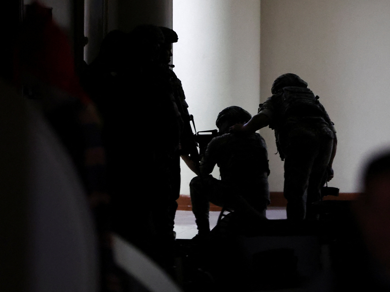 全副武裝、持槍的武裝人員進入菲律賓參議院大樓。（路透社）