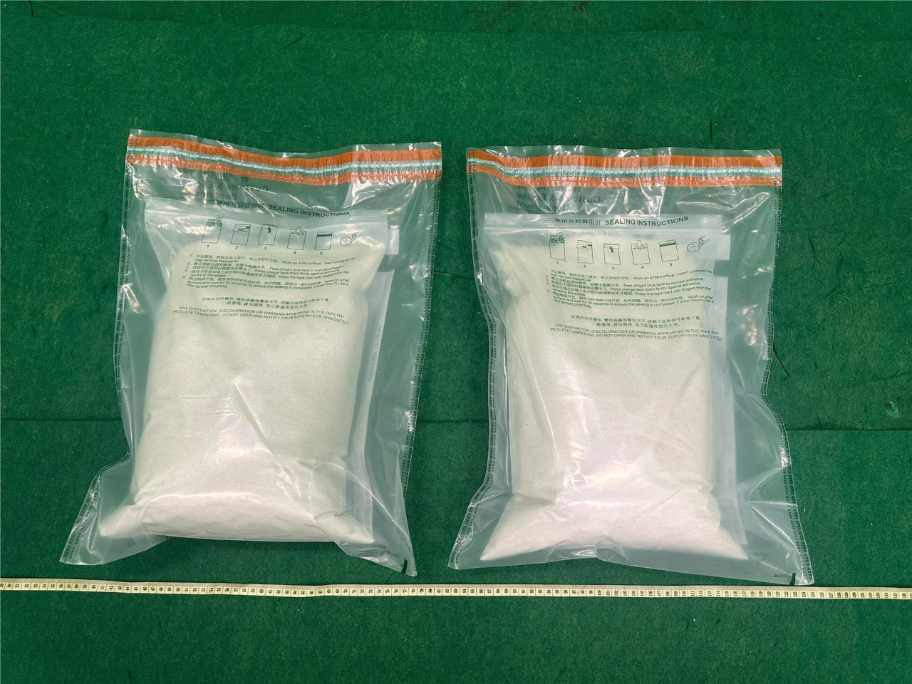 海關人員在包裹內發現約11公斤懷疑毒品氯胺酮，估計市值約430萬元。（政府新聞處圖片）