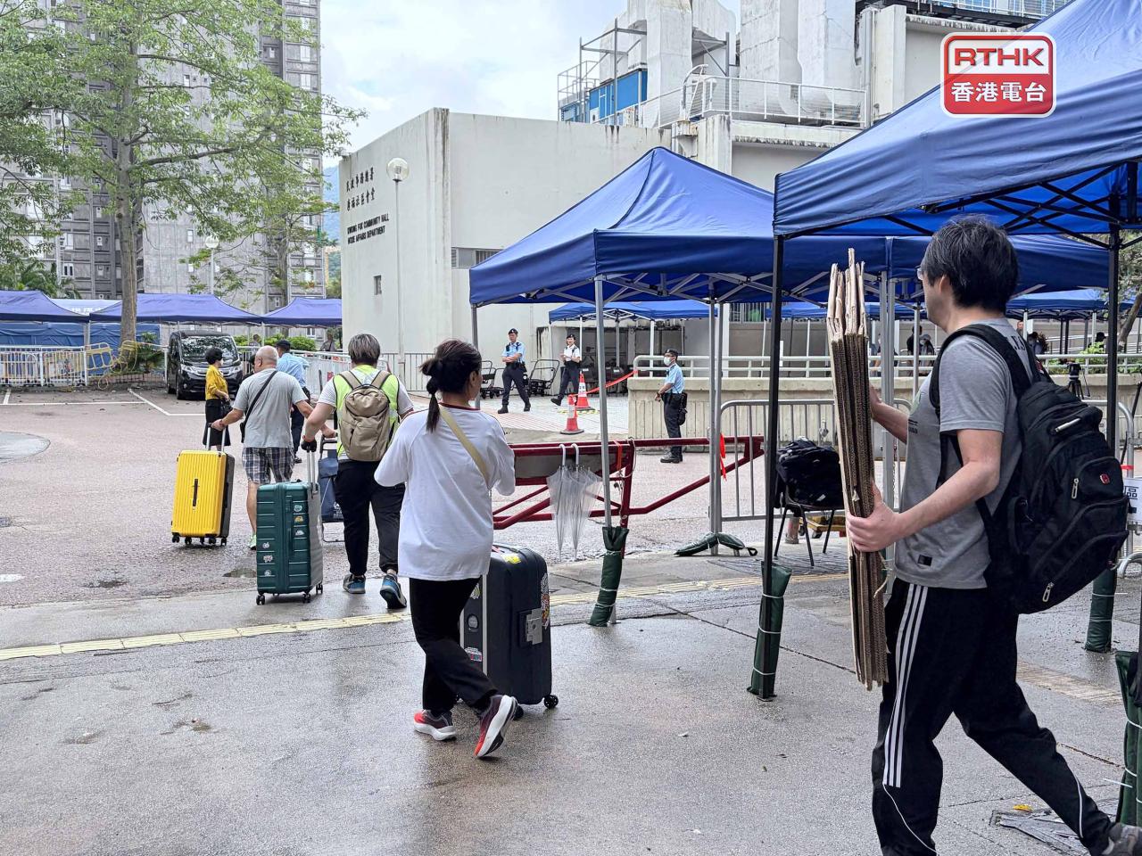 不少居民帶備行李箱、紙皮箱等。（鄧鈞尤攝）