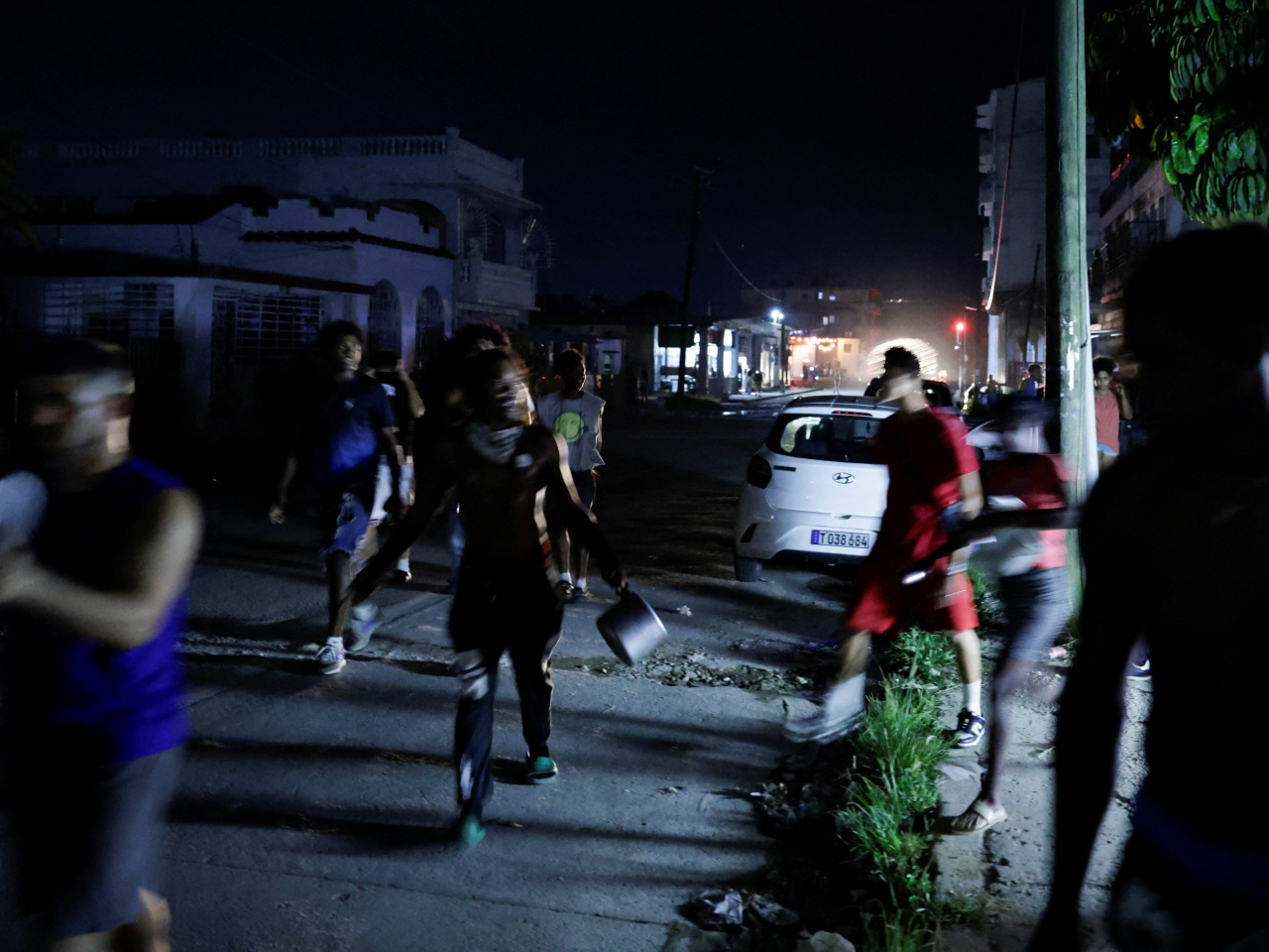 Havana residents bang utensils during a protest over frequent power cuts amid a US blockade. Photo: Reuters