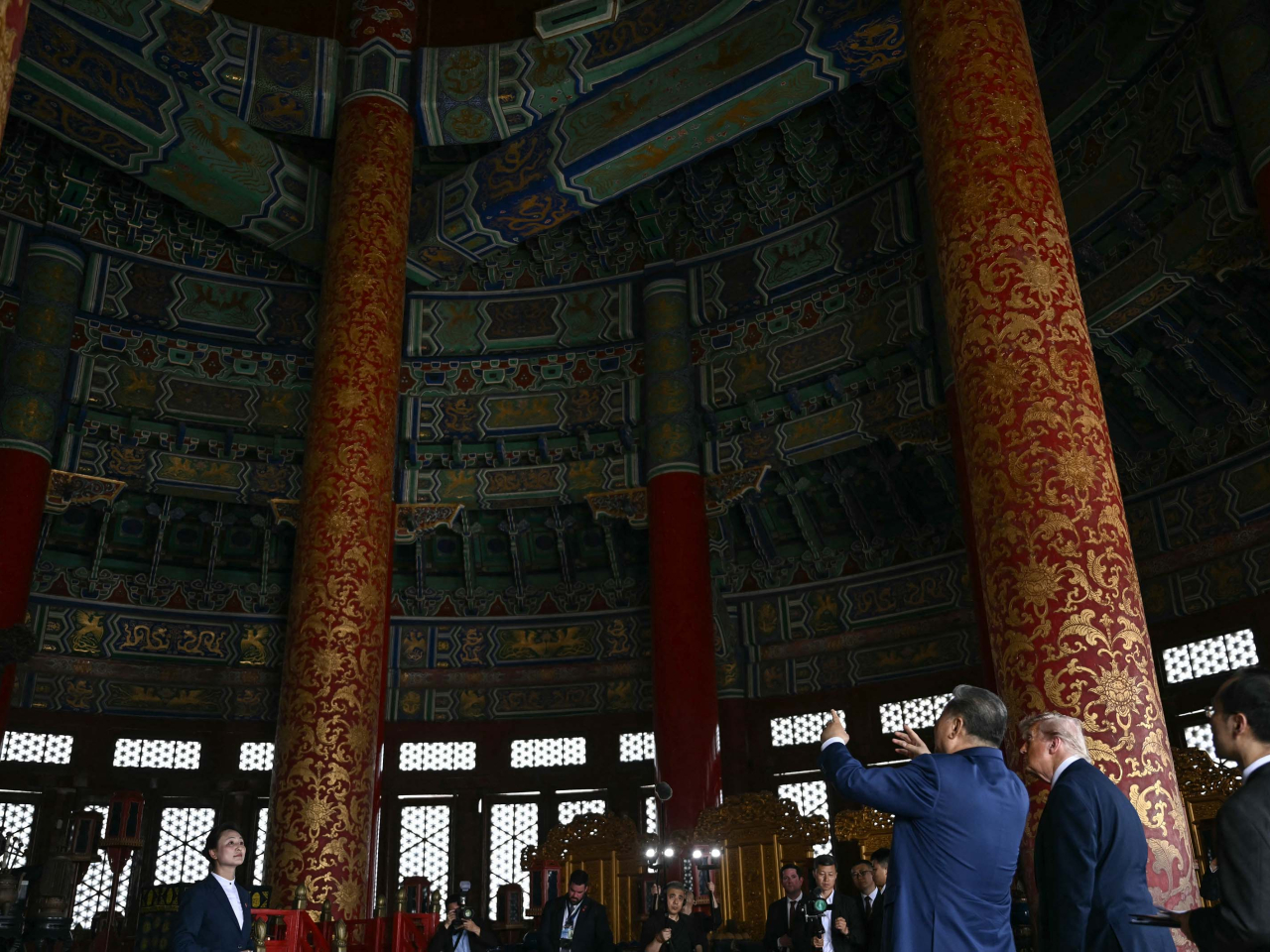 習近平與特朗普共同參觀祈年殿。（法新社）