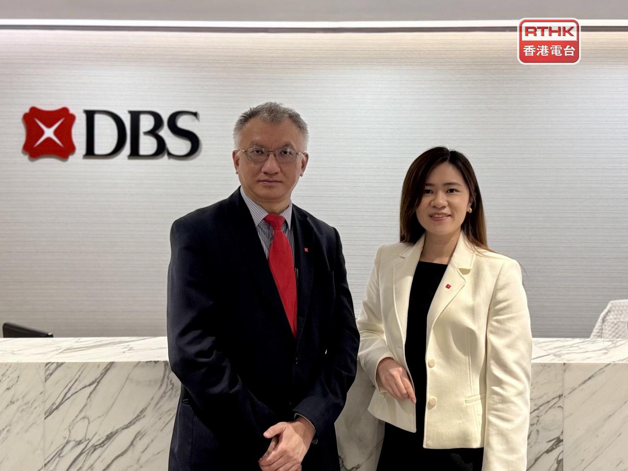 丘卓文（左）表示，隨著貨尾減少，新供應下降，看好本港樓價今年全年升10%，復甦周期將持續。（趙嘉駿攝）