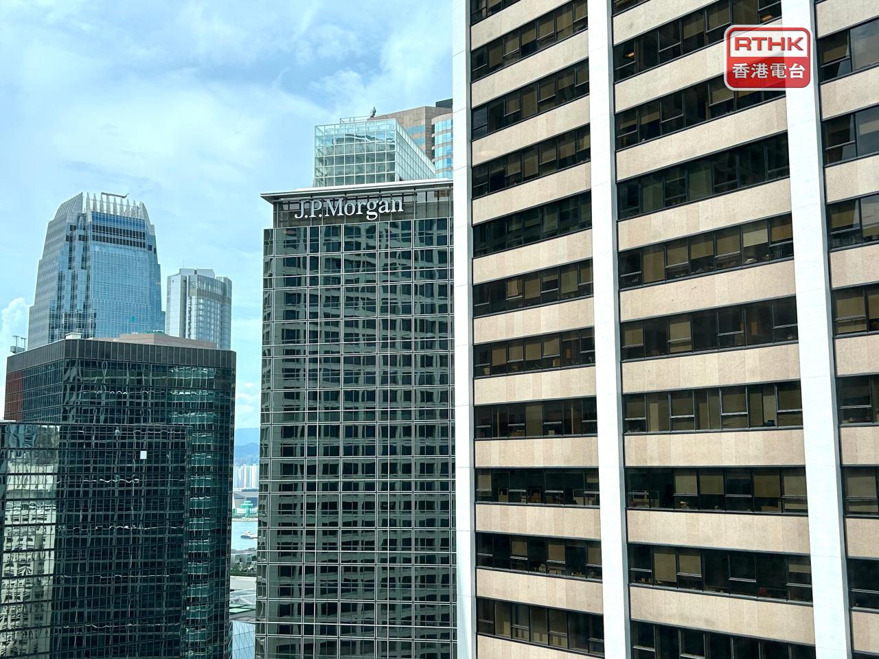 丘卓文表示，當前寫字樓市場復甦並不平均，九龍東、港島東空置率依然高企，預計中環和尖沙咀會繼續跑贏其他地區。（港台圖片）