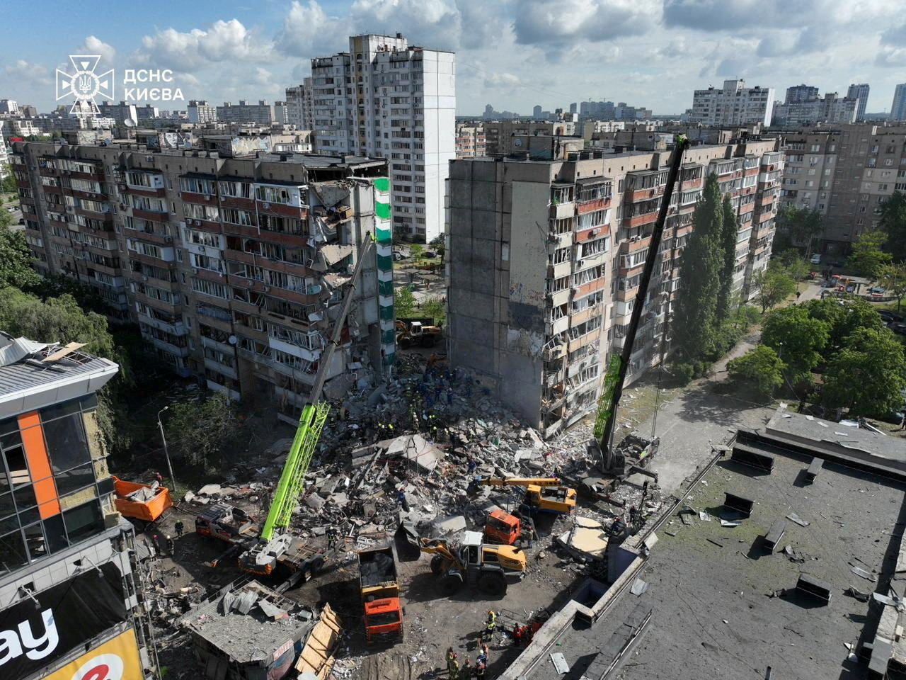 基輔有建築物在俄羅斯的導彈及無人機襲擊中受破壞。（路透社）