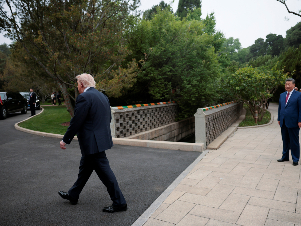 Xi Jinping sees Donald Trump off at Zhongnanhai as the US president heads for Beijing Capital International Airport. Photo: Reuters