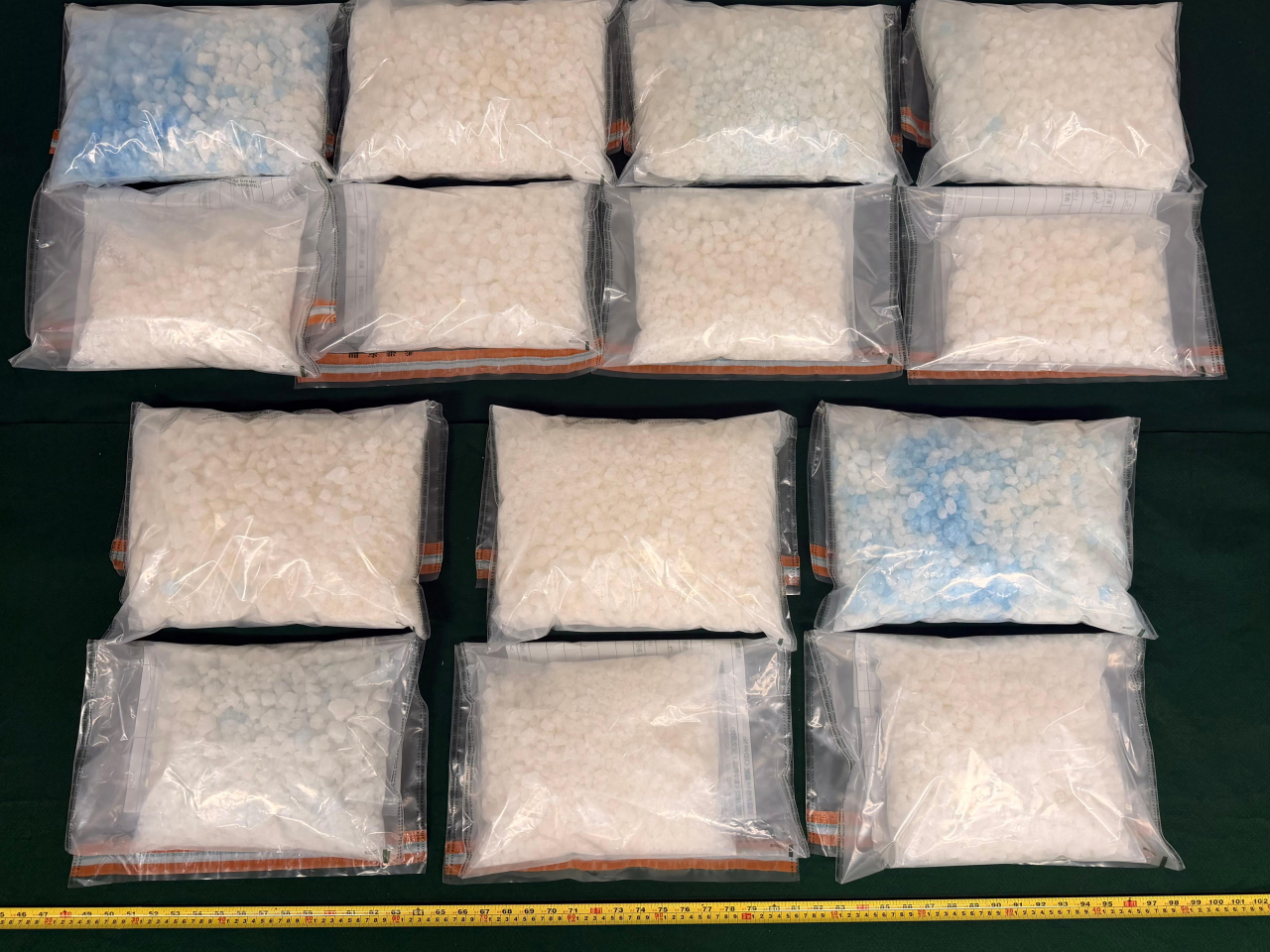 海關檢獲約56公斤懷疑氯胺酮，估計市值約2200萬元。（政府新聞處）