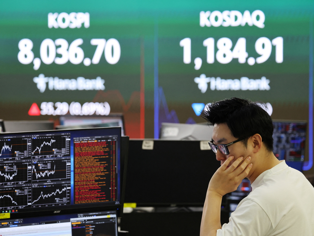 The Kospi plunged from a record high of over 8,000 to end the day down 488 points, or 6.12 percent, at 7,493. Photo: Reuters