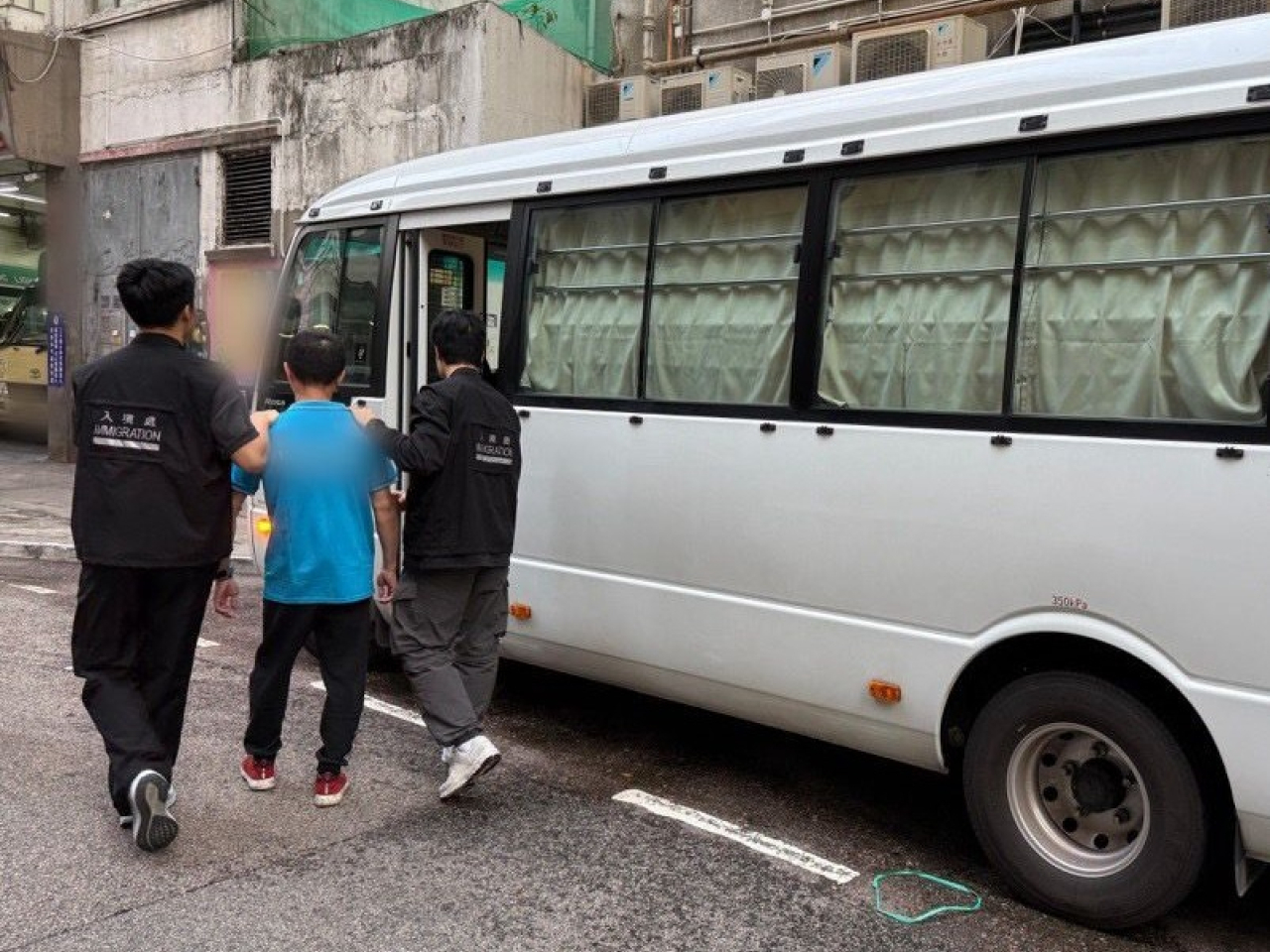 有懷疑非法勞工在入境處的打擊行動中被捕。（政府新聞處）