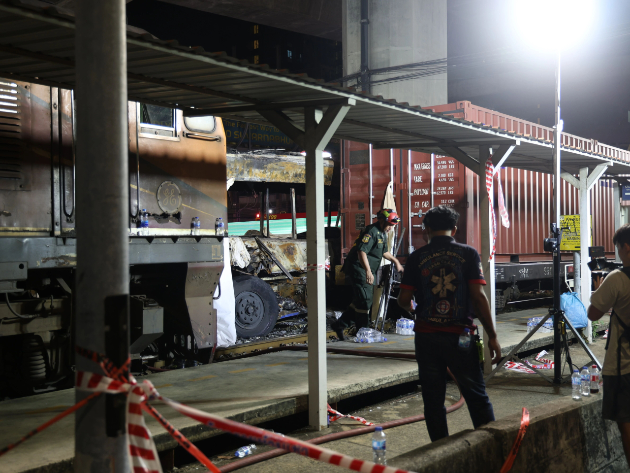 泰國曼谷火車與巴士相撞事故現場。（新華社）