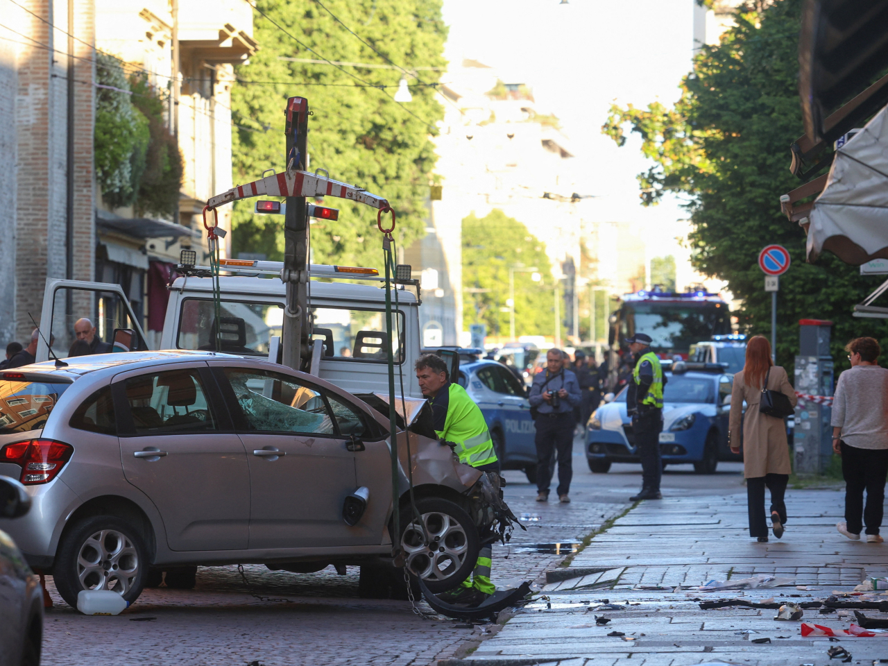 The car that drove into pedestrians is removed from the scene after several people were injured in the center of the northern Italian city of Modena. Photo: Reuters
