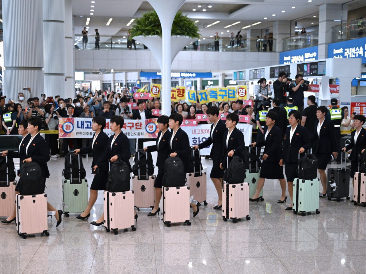 朝鮮職業女子足球隊「我的故鄉」抵達韓國仁川國際機場。(法新社)