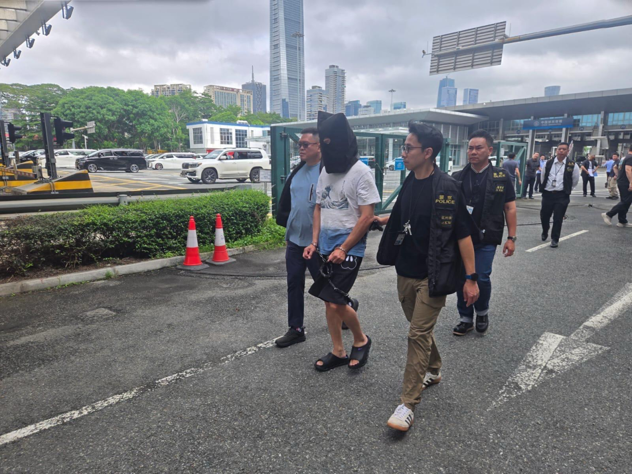 1999年深水埗一名女報販被殺的案件，一名54歲男子在深圳落網，移交本港警方，明日在九龍城裁判法院提堂。（警方提供）