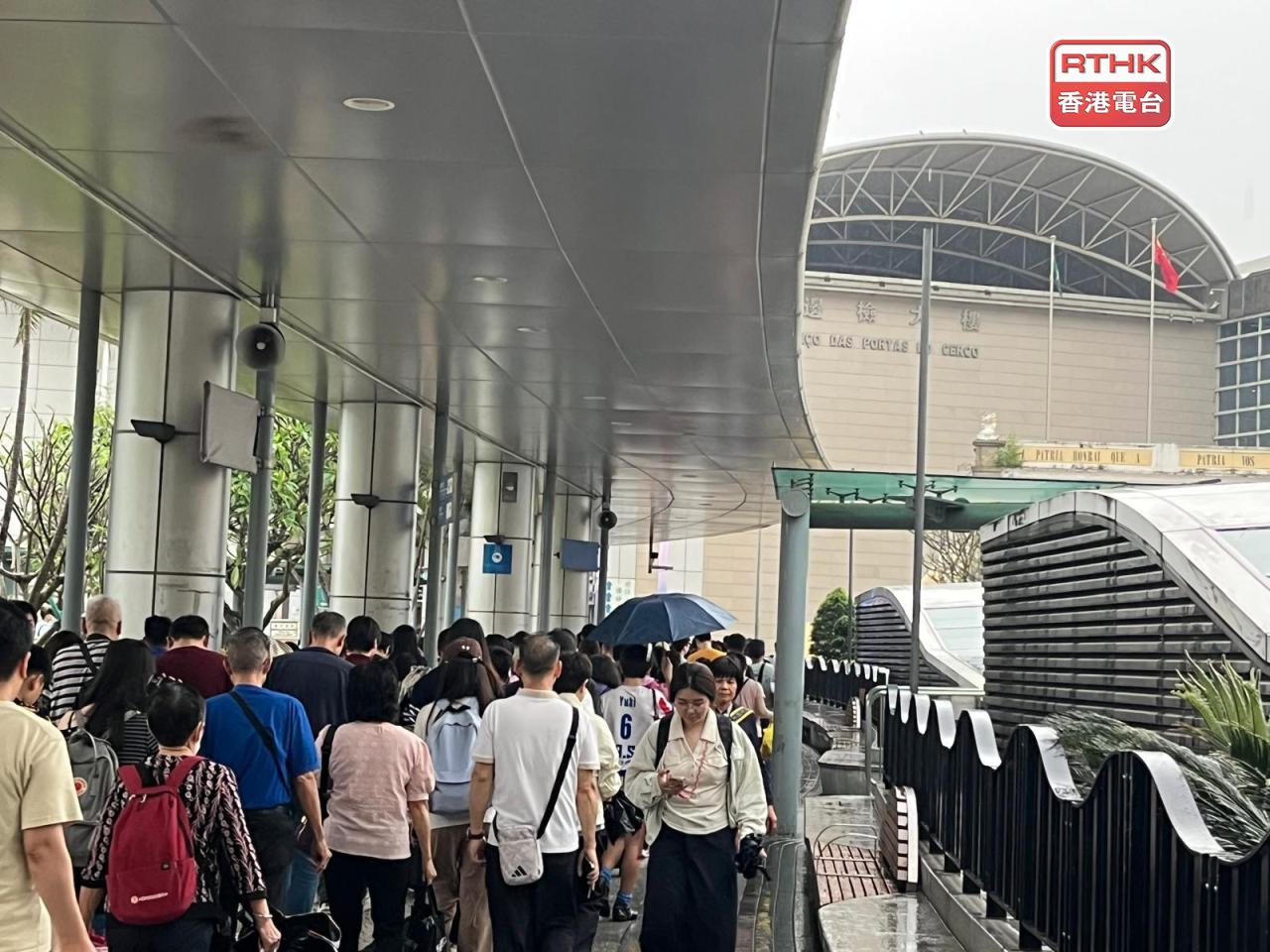 澳門最繁忙的關閘口岸，朝早再提前12天達到突破5千萬總客流目標。(鄭月明攝)