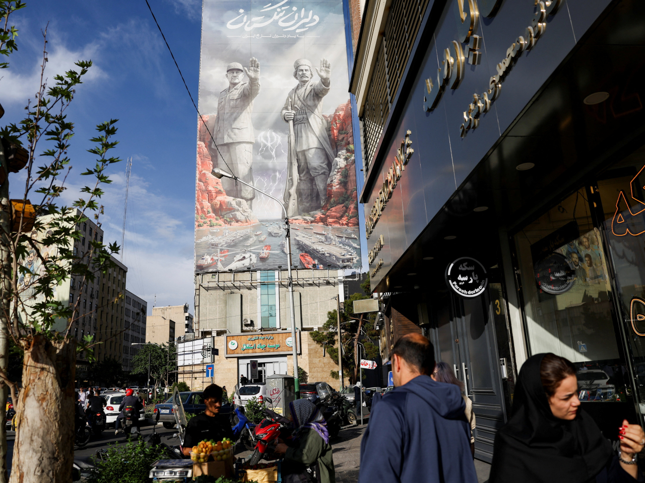 A billboard featuring Lord of the Rings-style statues guarding the Strait of Hormuz stands tall in Tehran. Photo: Reuters