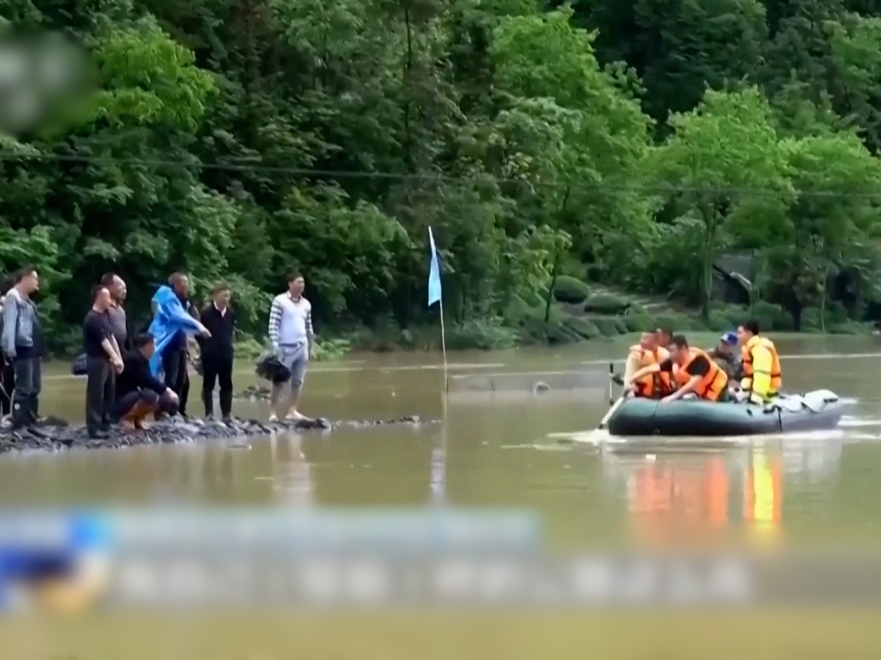 Rescuers come to the aid of villagers in Hubei. Photo: CCTV