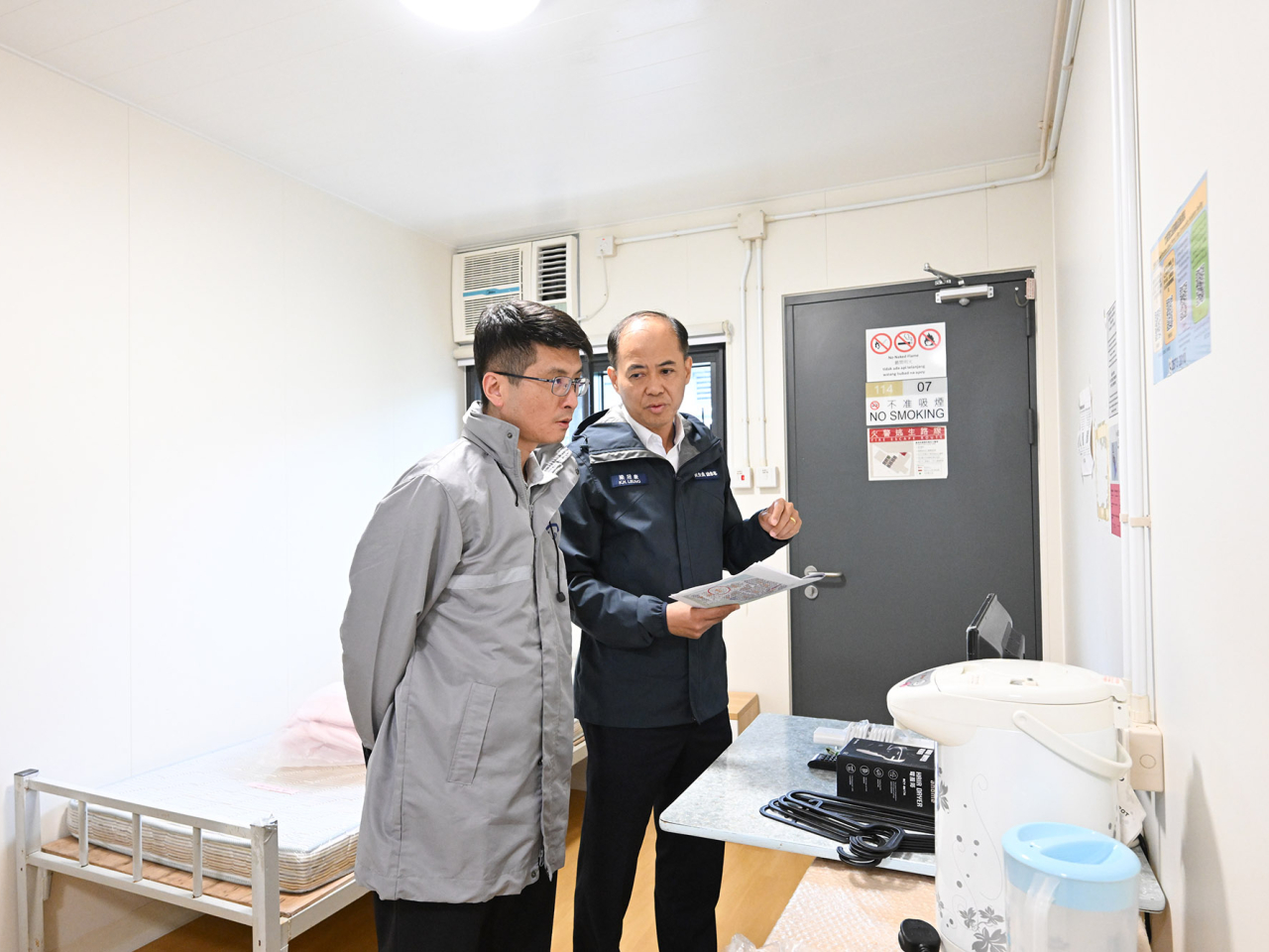 衞生防護中心人員巡視處於備用狀態的竹篙灣社區隔離設施，確保可在有需要時投入作檢疫用途。（政府新聞處）