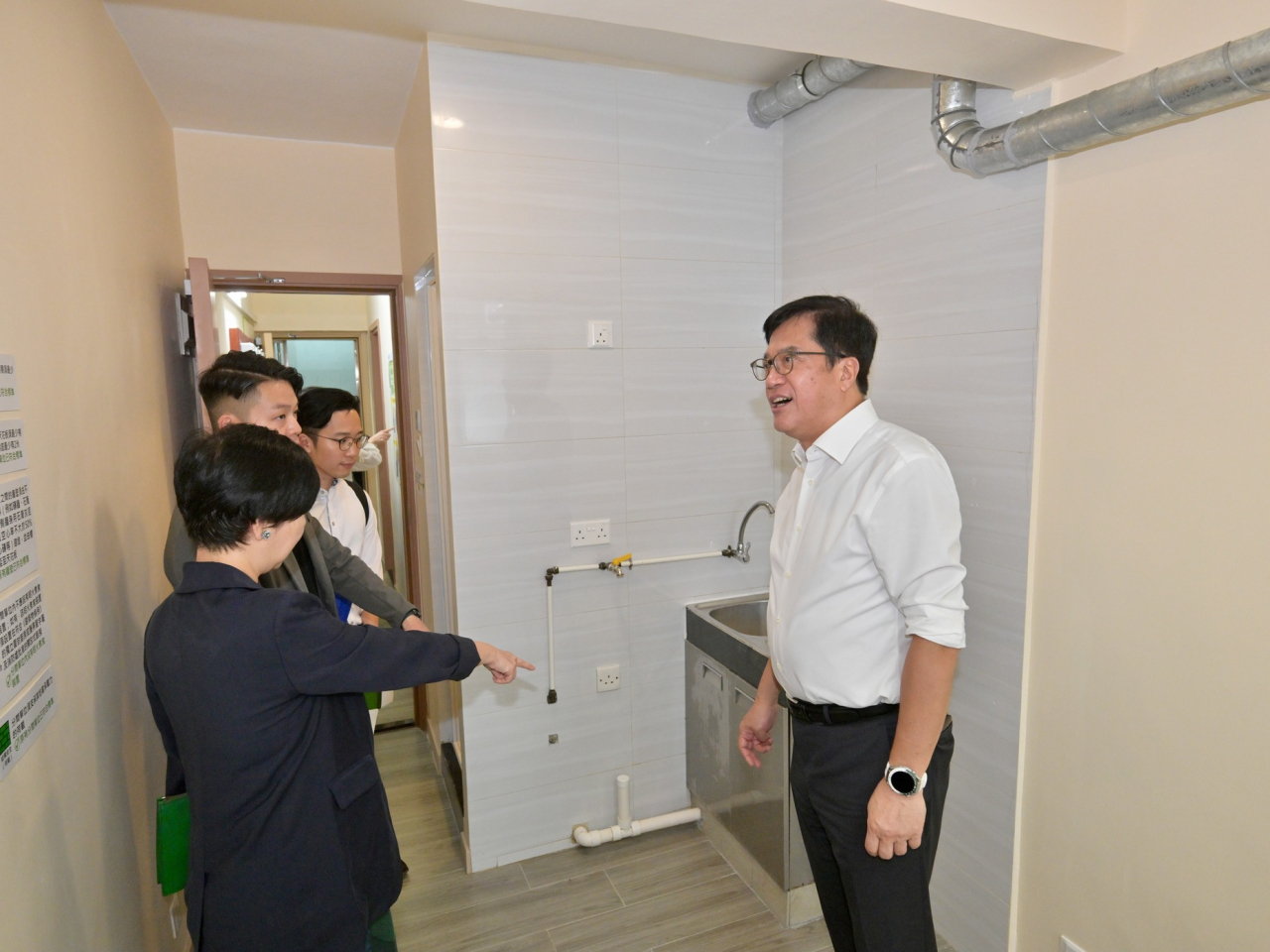 黃偉綸表示，日前與房屋局局長何永賢日前參觀位於九龍城衙前塱道和啟德道的簡樸房「樣板房」。（黃偉綸社交網站圖片）