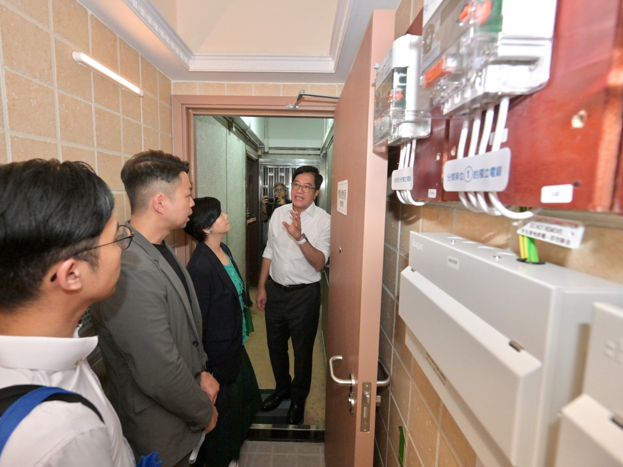 單位牽涉更換防火門或防煙門、安裝乾粉滅火器、獨立火警偵測器和獨立水電錶、有限度改動間隔等。（黃偉綸社交網站圖片）